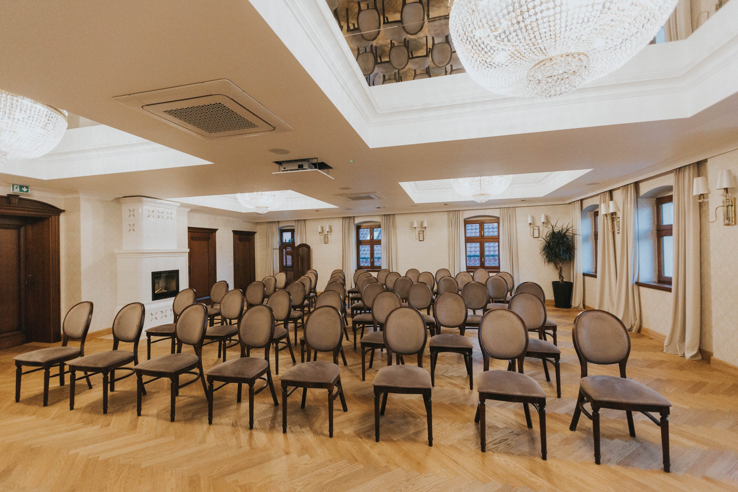 Sala Bankietowa w HG Hotel Restauracja w Toszku - układ szkolny, klasyczny wystrój, eleganckie tapety, kaflowy kominek