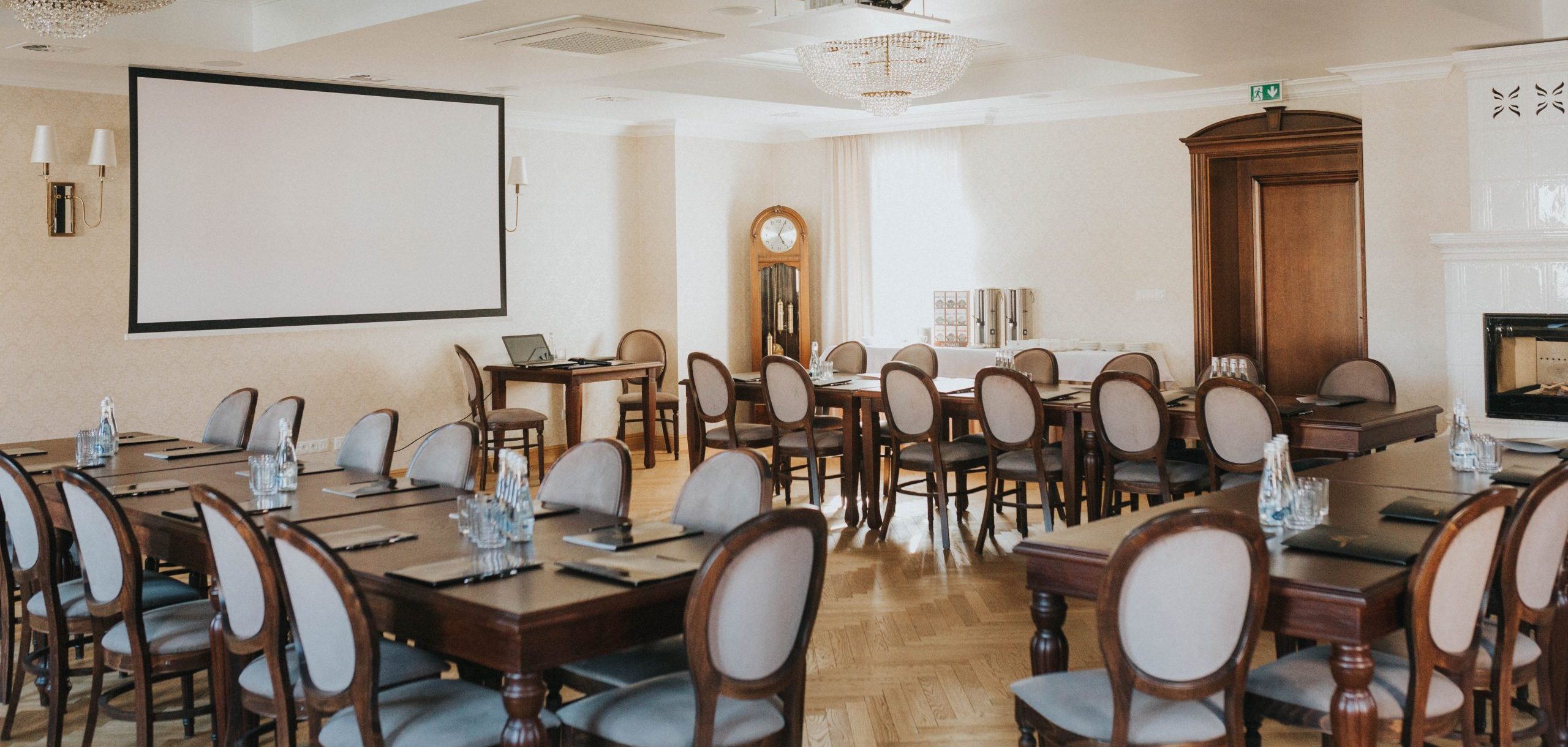 Sala konferencyjna w HG Hotel Restauracja w Toszku - układ teatralny, projektor, ekran, do 60 osób